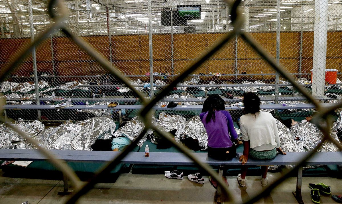 Niños migrantes fueron ubicados con custodios sin residencia legal en EEUU. (AP)
