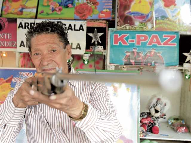 Gumercindo Mérida, tiene 87 años; desde la década de 1940 trabaja en las ferias del país y atiende su puesto de tiro desde 1950.