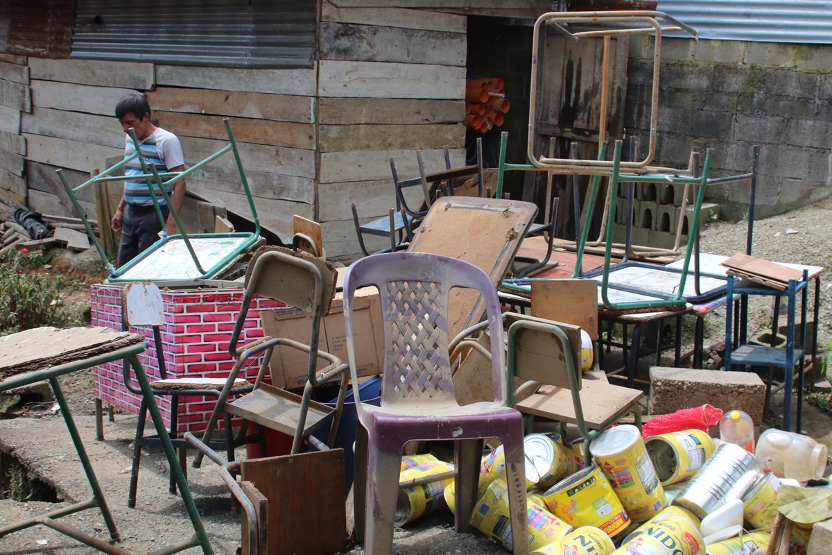 Varios escritorios fueron dañados por las inundaciones en los centros educativos. (Foto Prensa Libre: Eduardo Sam)