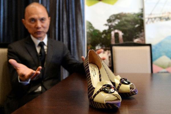 El diseñador Jimmy Choo promueve las artesanías de Fukushima, a través del calzado. (Foto Prensa Libre: AFP)