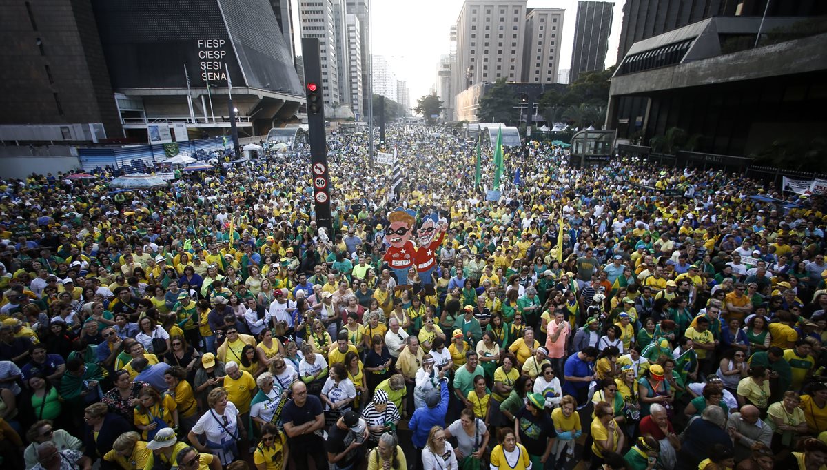 Miles de brasileños copan las calles de Sao Paulo para pedir que Dilma Rousseff sea destituida definitivamente de la presidencia. (Foto Prensa Libre: AFP).