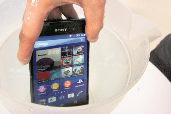 El nuevo gama alta de Sony, con pantalla de 5.2 pulgadas, está hecho a prueba de agua y polvo. (Foto Prensa Libre: Billy Quijada)