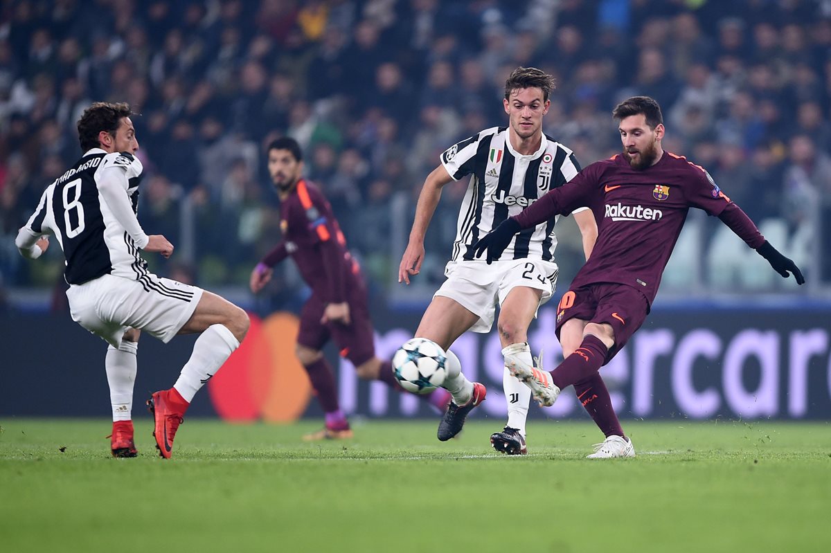 Lionel Messi, que ingresó en el segundo tiempo, conduce el balón ante la vista de Claudio Marchisio y Daniele Rugani. (Foto Prensa Libre: AFP)