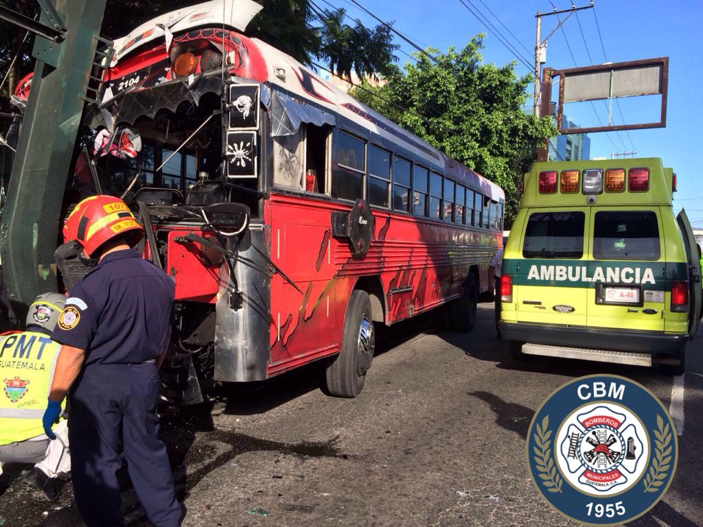Un bus de la ruta 40R colisionó contra una pasarela, lo que causó heridas a 25 pasajeros. (Foto Prensa Libre: Bomberos Municipales)
