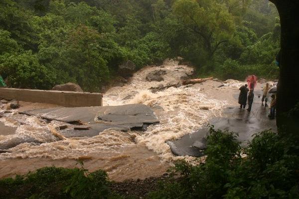 Río Frío destruye carretera entre Cuilapa y Chiquimulilla, Santa Rosa. (Foto Prensa Libre: Oswaldo Cardona)