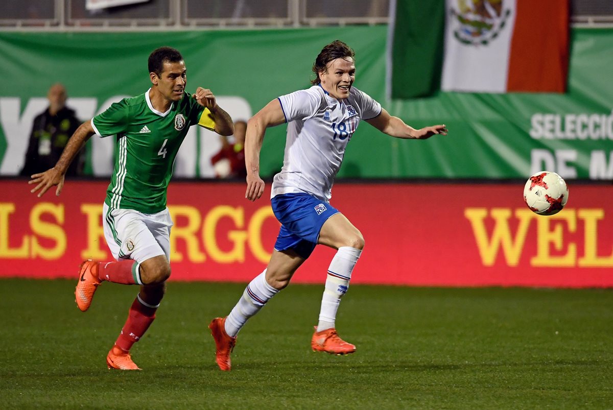 Rafa Márquez (izquierda), durante el partido de México contra Islandia. (Foto Prensa Libre: AFP)