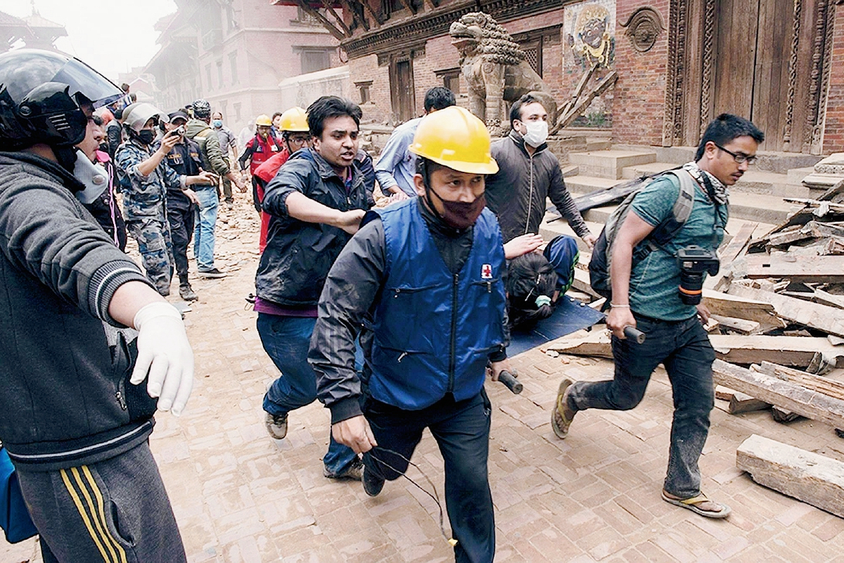 Trabajadores  rescatan a uno de los heridos en Katmandú, Nepal, luego del terremoto ocurrido el sábado que asciende a más de 3 mil  200 fallecidos. (Foto: Carl Whetham/IFRC).