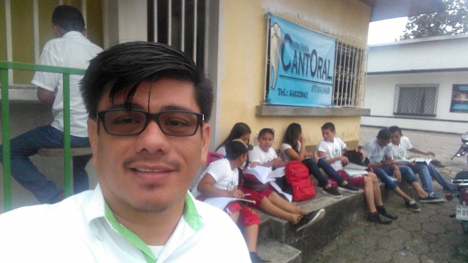 Maestro Boris Martínez Tobar capta una selfi junto a sus alumnos en la supervisión educativa de Los Amates, Izabal. (Foto tomada de Facebook)