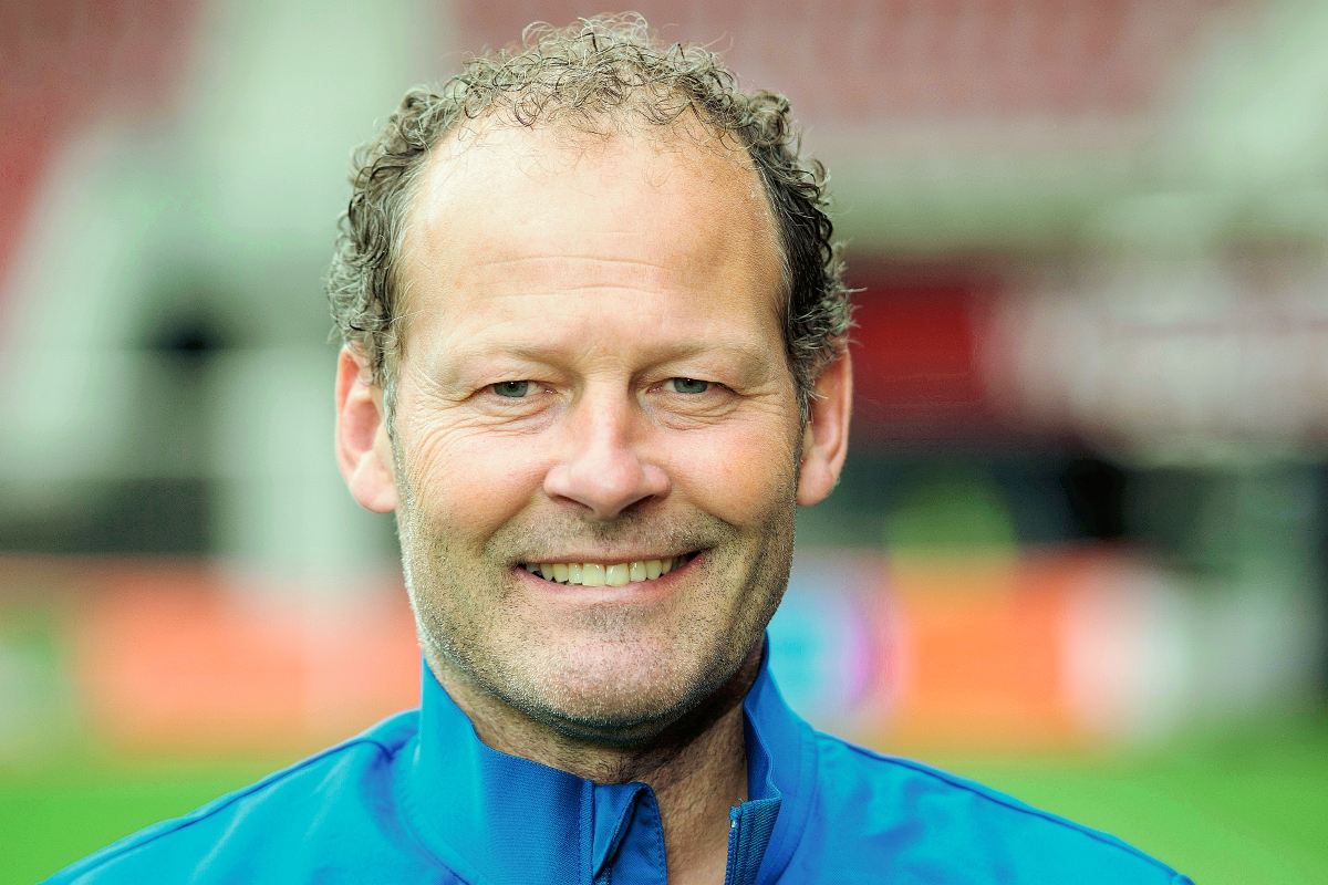 Danny Blind tiene como objetivo principal clasificar a la Eurocopa 2016. (Foto prensa Libre: AP)