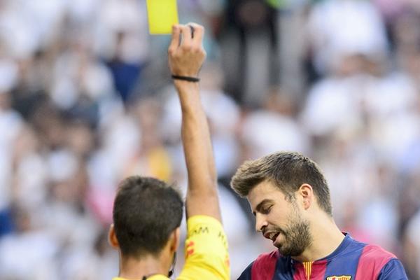 El central del Barcelona, Gerard Piqué fue amonestado por tocar el balón con la mano, que significó el gol de penalti del Real Madrid. (Foto Prensa Libre: AFP)