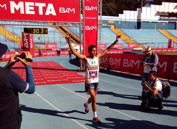 Con los brazos en alto, así celebró Mario Pacay su primer triunfo en la San Silvestre. (Foto Prensa Libre: Norvin Mendoza)
