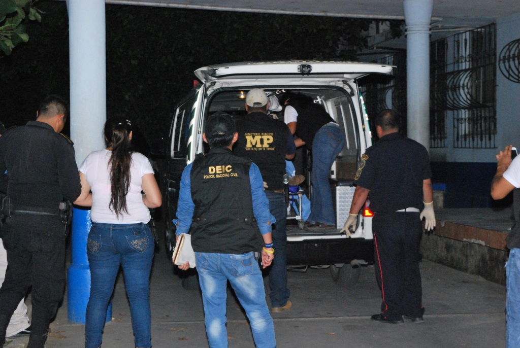 Menor es trasladada a Hospital Regional de la cabecera de Zacapa, y falleció luego de haber sido ingresada. (Foto Prensa Libre: Víctor Gómez)