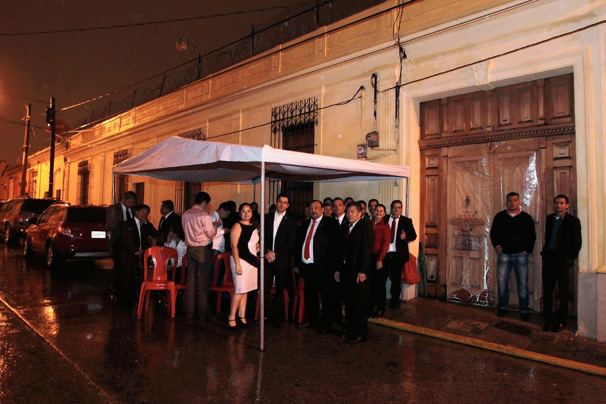 Abogados y simpatizantes de Líder soportan la lluvia que cayó el miércoles por la noche en la capital guatemalteca. (Foto Prensa Libre: Paulo Raquec)
