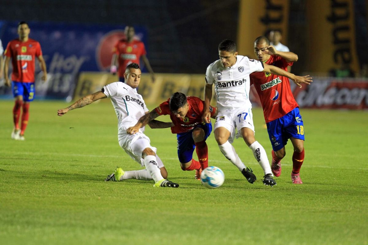 Jairo Arreola —77— aprovechó la desconcentración roja y puso la balanza a favor del conjunto blanco. (Foto Prensa Libre: Hemeroteca PL)