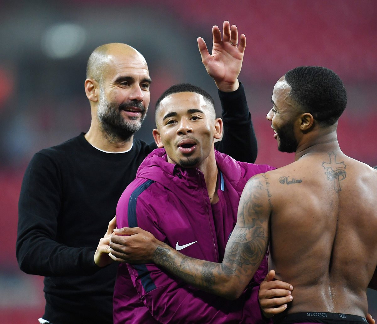 Pep Guardiola felicita a sus jugadores luego de conseguir el título. (Foto Prensa Libre: EFE)