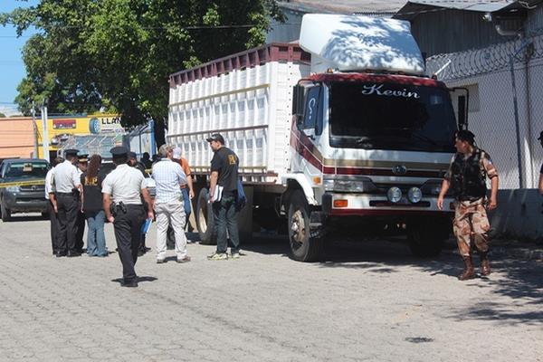Autoridades inspeccionan uno de los camiones que transportaba madera preciosa de contrabando, en Chiquimula. (Foto Prensa Libre: Edwin Paxtor) <br _mce_bogus="1"/>