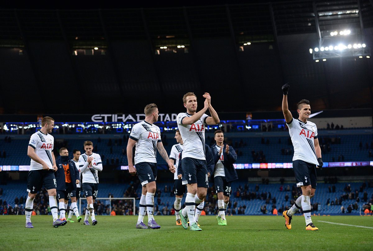 Los jugadores del Tottenham saludan a sus aficionados. (Foto Prensa Libre: AFP)