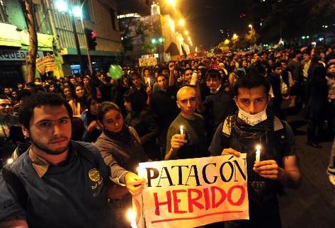 Activistas chilenos manifiestan en Santiago contra la construcción de represas en la Patagonia?. (Foto Prensa Libre: AFP).