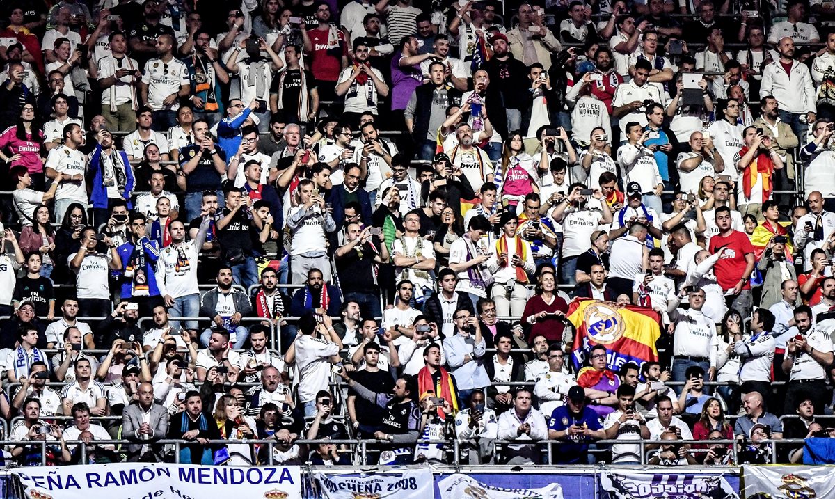 Aficionados del Real Madrid animan a su equipo en las gradas del Allianz Arena.