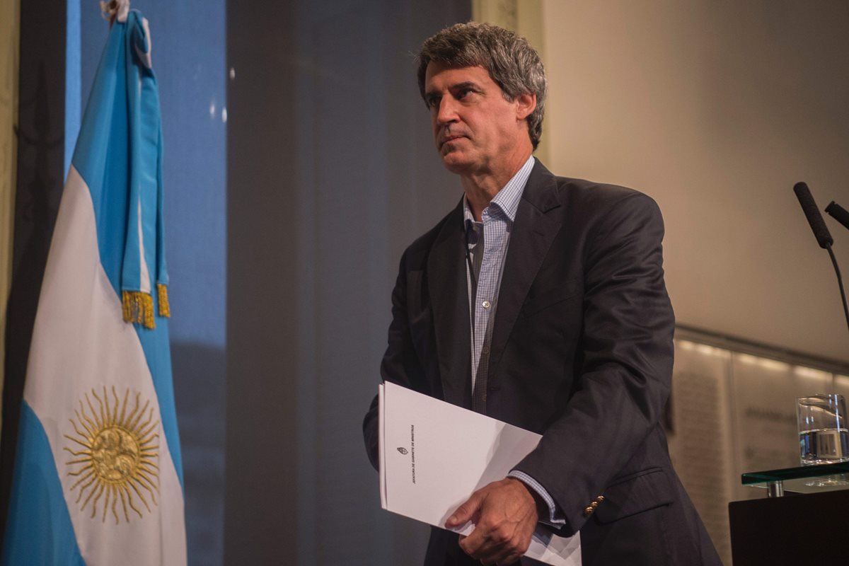 El ahora exministro de Hacienda, Alfonso Prat-Gay, durante una reciente conferencia de prensa. (Foto PL:AFP)