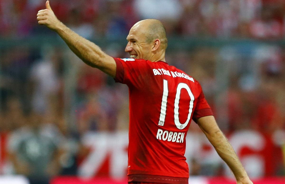 A Robben no le agradó mucho el gesto técnico del brasileño. (Foto Prensa Libre: EFE)