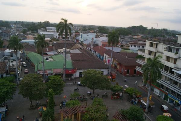 Retaltecos salieron de sus viviendas para protegerse de cualquier incidente. (Foto Prensa Libre: Jorge Tizol)
