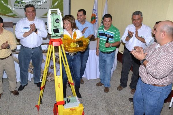 Representantes  del   Centro Universitario de Zacapa  reciben equipo entregado por el RIC.