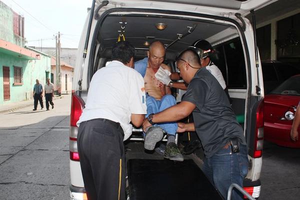 Bomberos ingresaN a los heridos un centro asistencial privado de la ciudad de Escuintla (Foto Prensa Libre: Melvin Sandoval)
