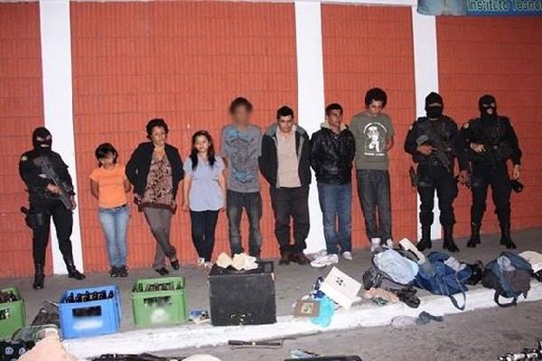 Seis adultos    y un menor de 17 años están entre los capturados  con drogas y armas en la zona 1.