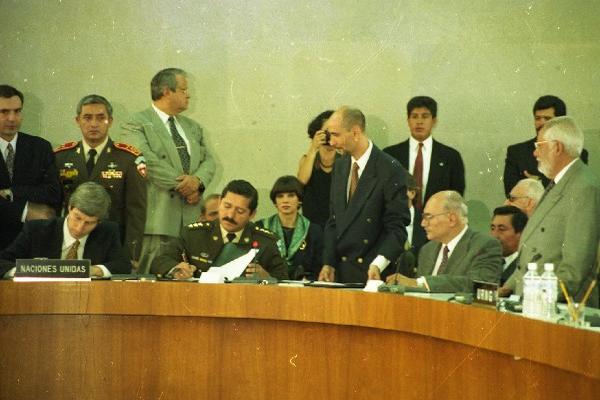 las negociaciones  involucraron a Otto Pérez —atrás, a la izquierda— y  Rodrigo Asturias —sentado, a la derecha—.