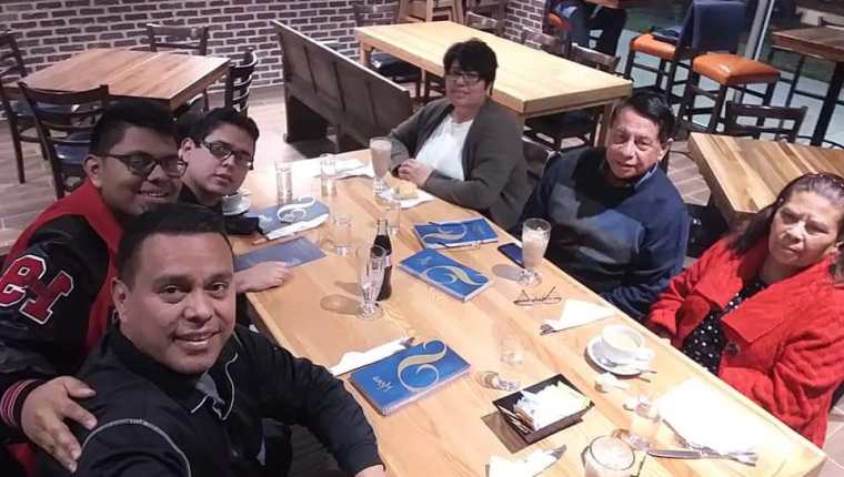 Miembros de la familia García Ramírez visitaron por primera vez el restaurante San Martín en Dallas, Texas, Estados Unidos. (Foto Prensa Libre: Cortesía)