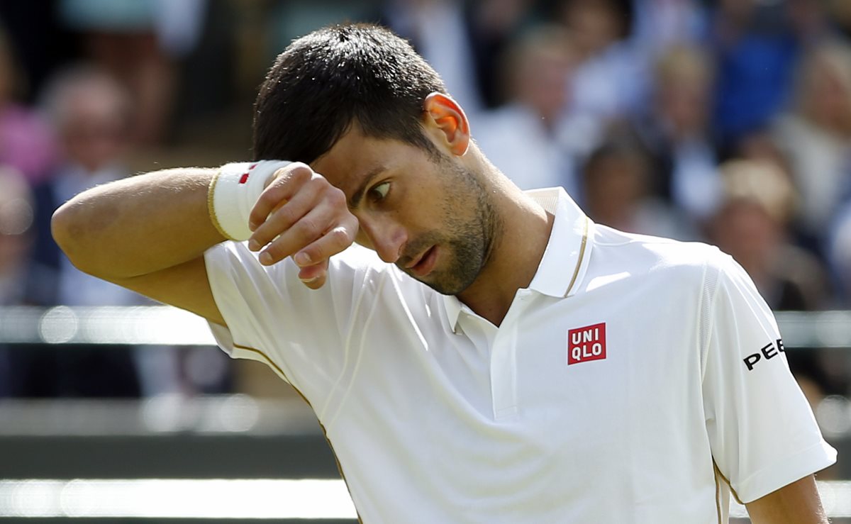 Novak Djokovic mostró su impotencia por no poder revertir el resultado. (Foto Prensa Libre: AP)