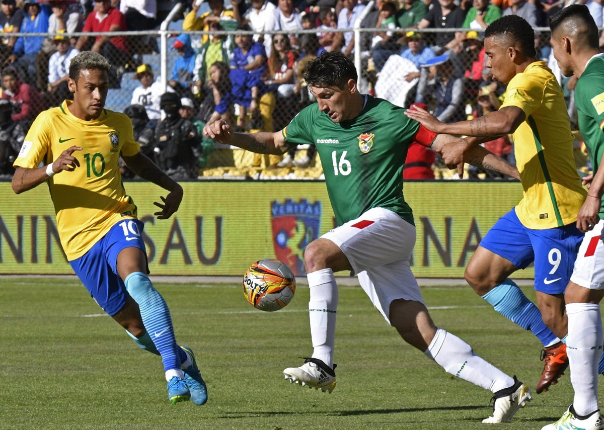 El defensa Ronald Raldes intenta dominar el balón ante la presión de Gabriel Jesús y Neymar. (Foto Prensa Libre: AFP)