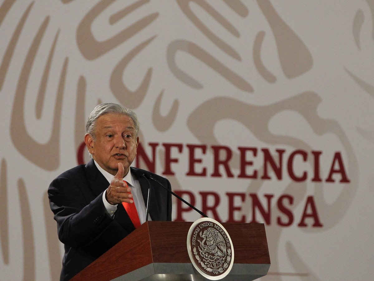 El presidente de México, Andrés Manuel López Obrador, habla en una rueda de prensa sobre la conversación con Trump. (Foto Prensa Libre: EFE)
