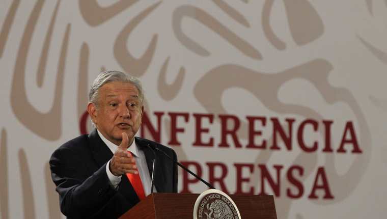 El presidente de México, Andrés Manuel López Obrador, habla en una rueda de prensa sobre la conversación con Trump. (Foto Prensa Libre: EFE)