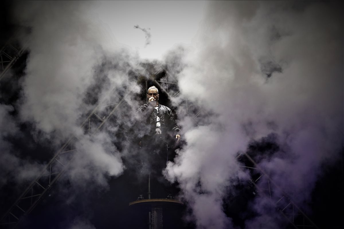 Maluma hizo su aparición en el escenario al descender sobre una plataforma entre columnas de humo. (Foto Prensa Libre Pablo Juárez Andrino)