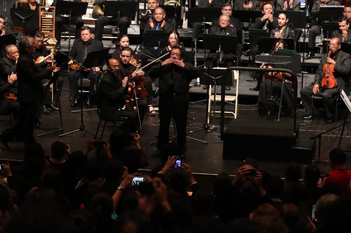 El público ovacionó a Joaquín Orellana, quien presentó su "Sinfonía desde el Tercer Mundo" (Foto Prensa Libre: Esbin García).