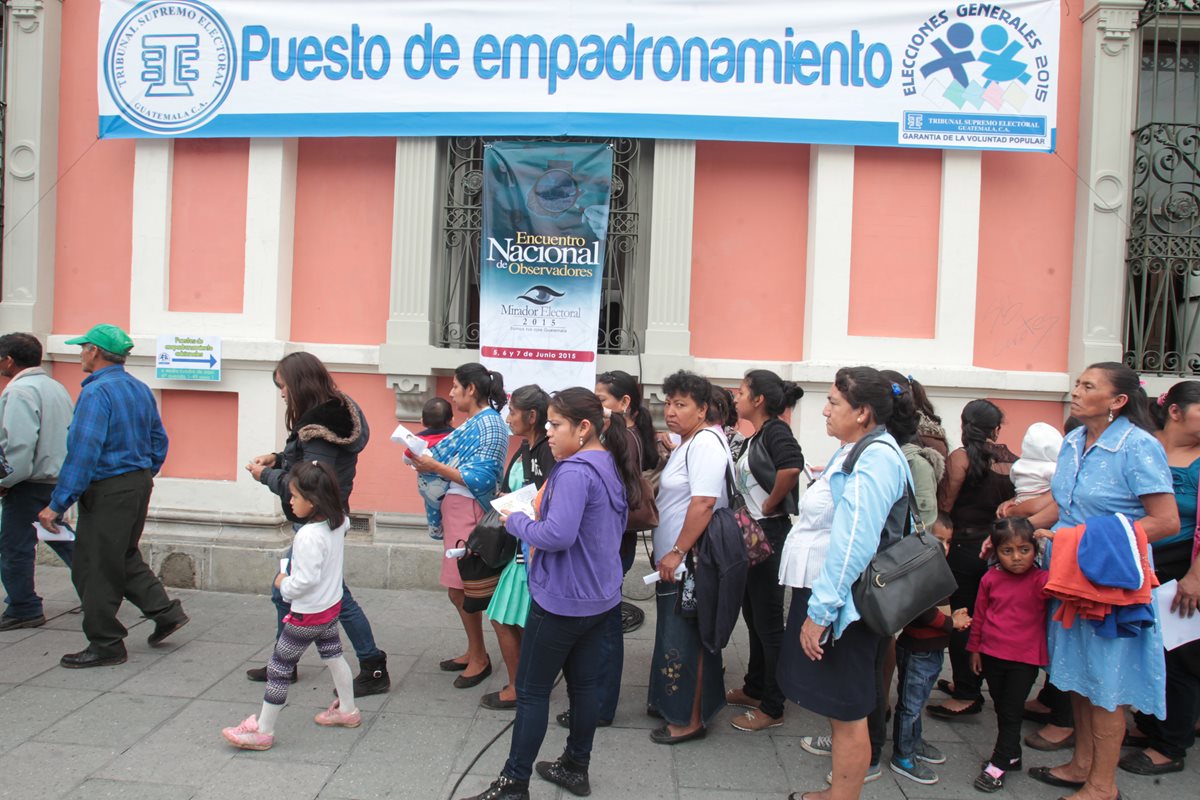 Guatemaltecos asisten a centros de empadronamiento. (Foto Prensa Libre: Hemeroteca PL)