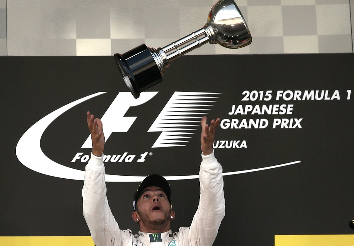Hamilton alza la copa del Gran Premio de Japón. (Foto Prensa Libre: AP)