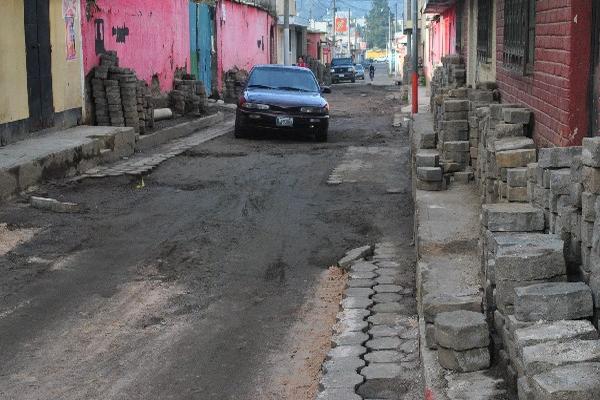 Paso de vehículos por la 23 avenida A, zona 1 de Xela,   es dificultoso porque no está adoquinada.