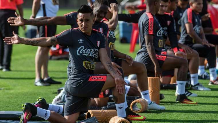 La selección de Perú se prepara para enfrentar a sus similar de Paraguay en Asunción a las 17:30. (Foto Prensa Libre: AFP)
