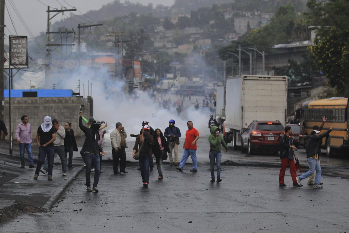 Los disturbios estallaron de nuevo en las calles de Tegucigalpa, Honduras. (Foto Prensa Libre: EFE)