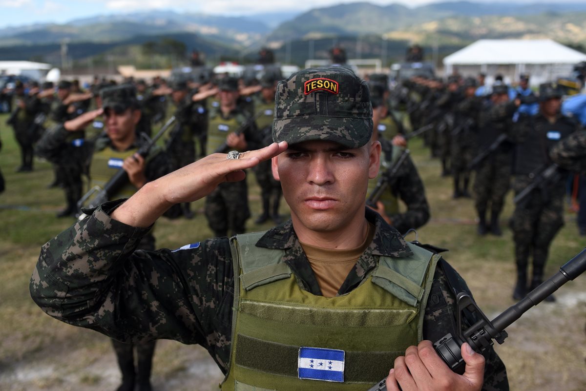 Militares salvadoreños la semana última durante la presentación de un plan internacional de combate a las pandillas. (Foto Prensa Libre: AFP).