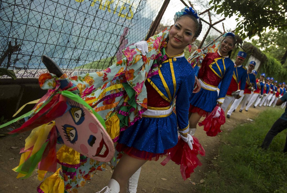 Estudiantes de bandas rítmicas de colegios púbicos de Nicaragua en desfiles patrios. (Foto Prensa Libre: EFE).