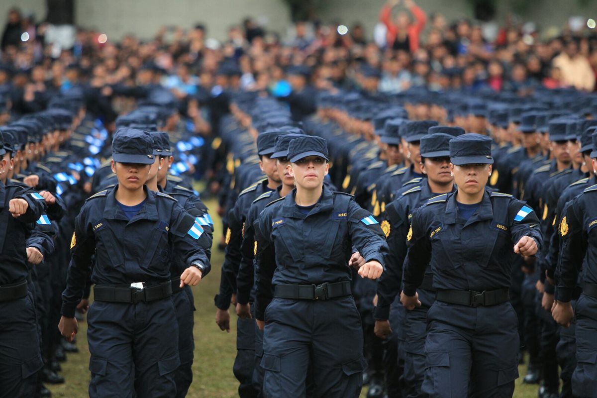 Dos mil 198 agentes se graduaron este viernes de la Academia de la Policía Nacional Civil. (Foto Prensa Libre: Esbin García)