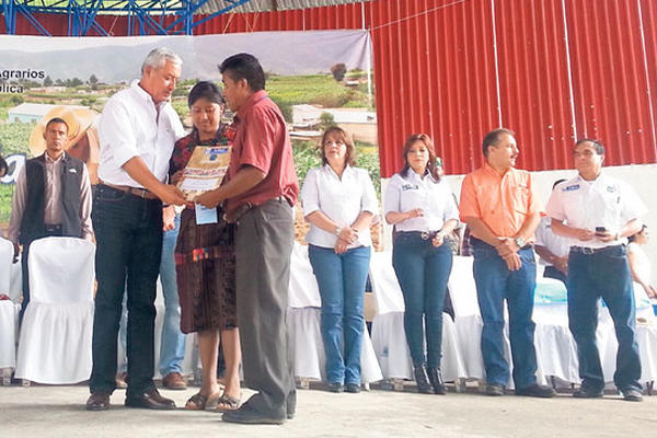 El presidente Otto Pérez Molina entrega títulos de propiedad a comunitarios de El Palmar, Quetzaltenango.