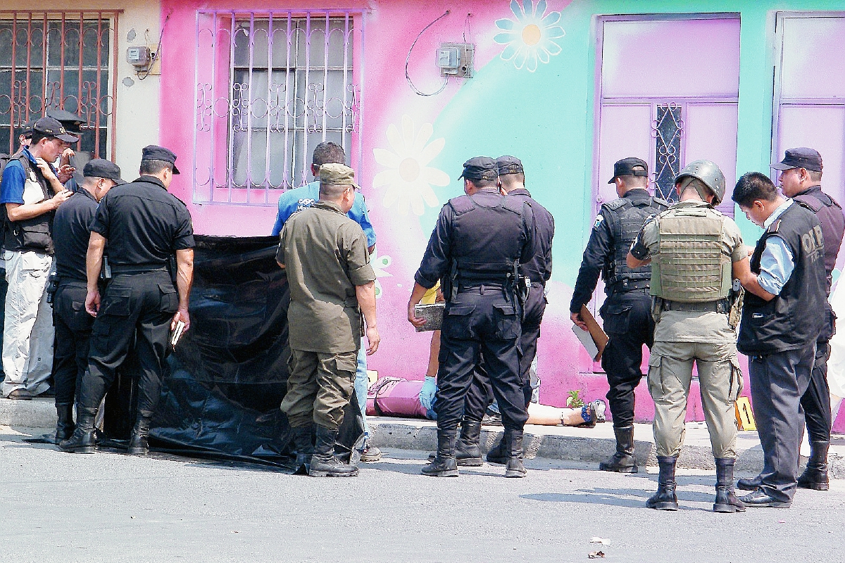 Fiscales del  MP acordonan el área donde un agente de la PNC se suicidó después de matar a su esposa, en Guastatoya, El Progreso. (Foto Prensa Libre: Héctor Contreras)