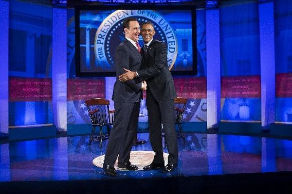 El presidente Barack Obama, saluda al presentador del noticiero Tele Mundo, José Diaz-Balart. (Foto Prensa Libre: AP)