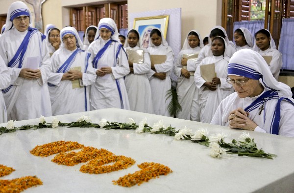 Misioneras se unen en oración al lado de la tumba de la Madre Teresa.