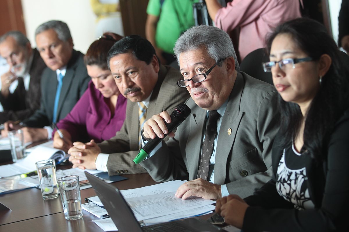 Autoridades del Ministerio de Salud Pública y Asistencia Social, durante la reunión con miembros de la Comisión de Salud del Congreso. (Foto Prensa Libre: Á. Interiano)